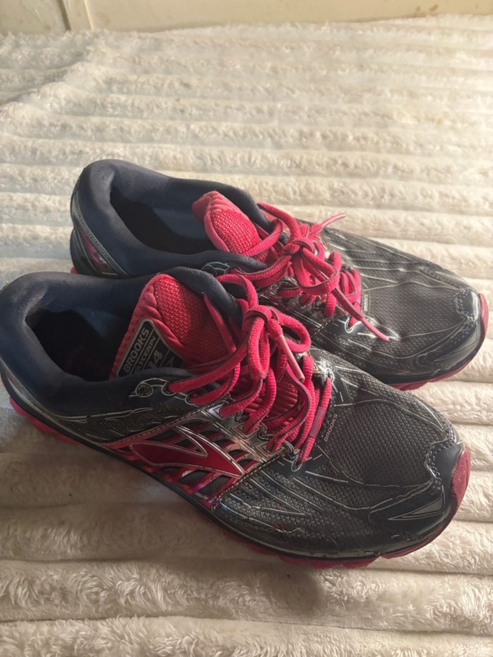 Brooks Women's Black and Pink Athletic Running Sneakers